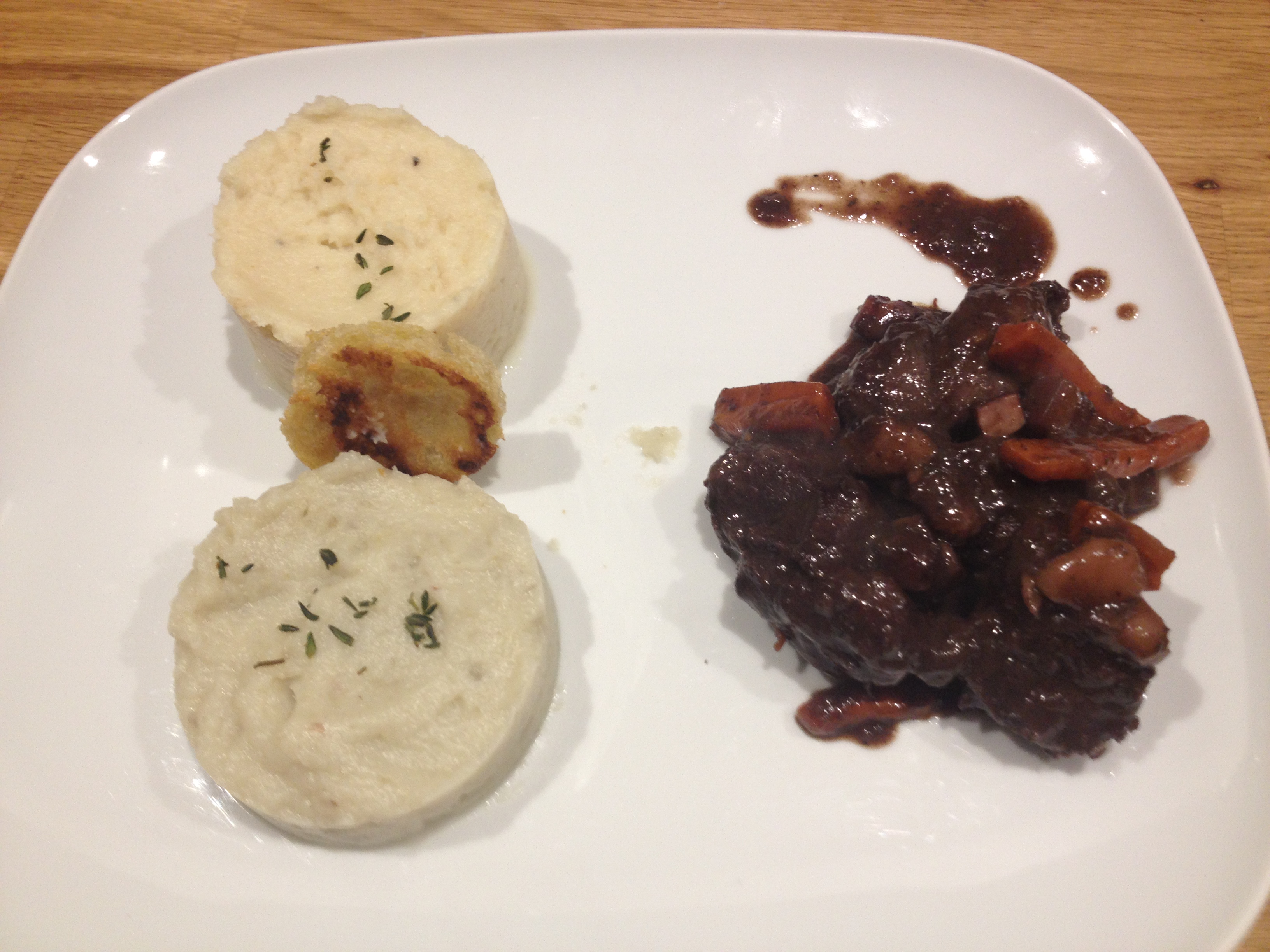 Civet de joues de porc au vin rouge, purée de topinambours et de céléri